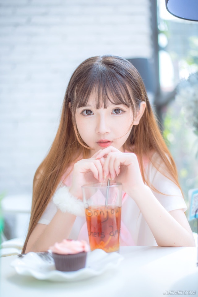 “士元性情孤傲，这等攻心之策，他使不来的！”诸葛亮摇头苦笑道：“有此人在，想要算计士元，难！”